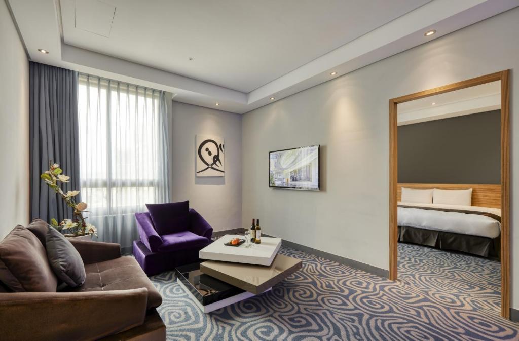 Готель Golden Tulip - Aesthetics Zhunan Екстер'єр фото
