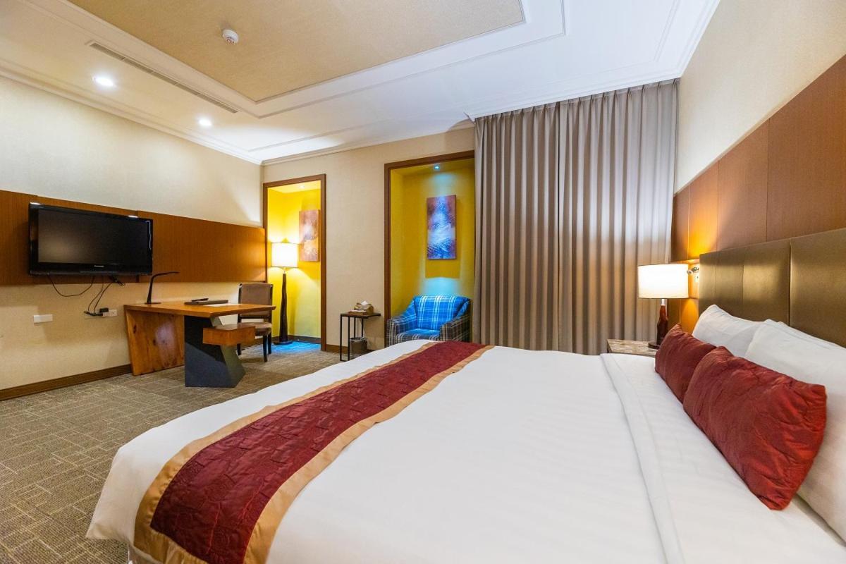 Готель Golden Tulip - Aesthetics Zhunan Екстер'єр фото