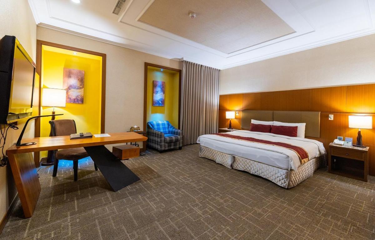 Готель Golden Tulip - Aesthetics Zhunan Екстер'єр фото