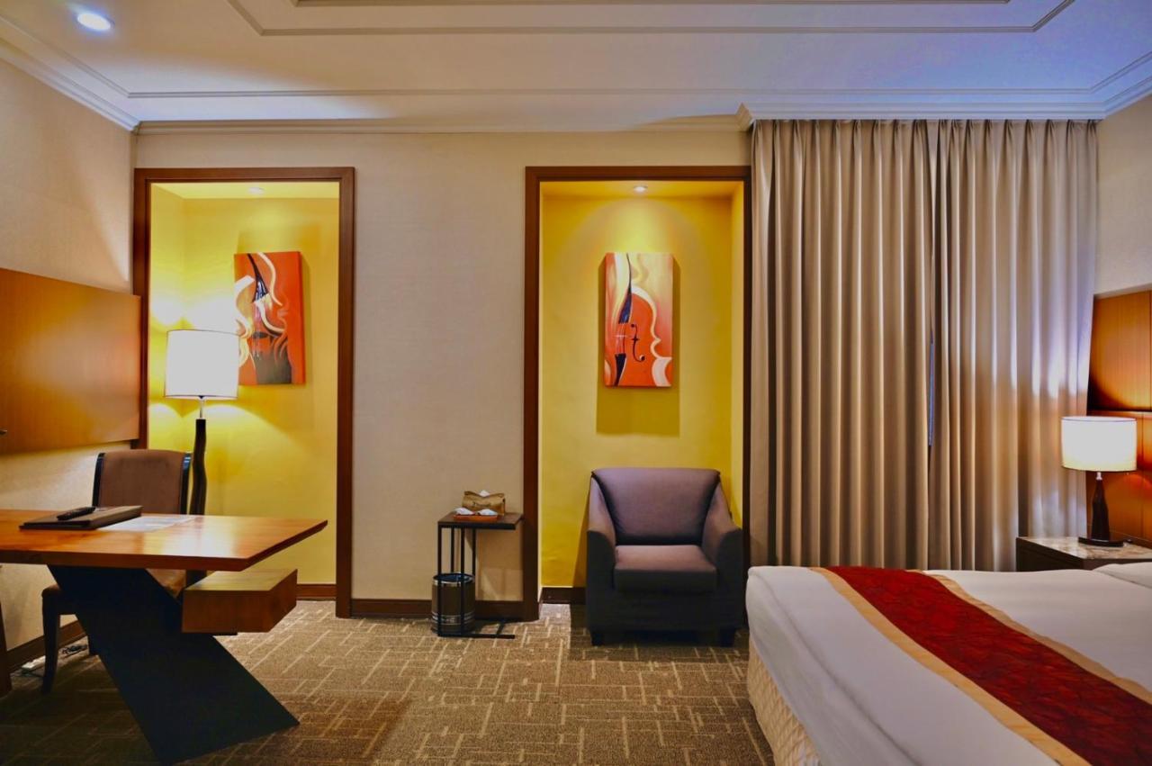 Готель Golden Tulip - Aesthetics Zhunan Екстер'єр фото