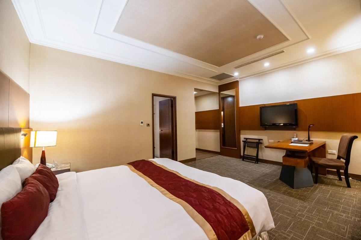 Готель Golden Tulip - Aesthetics Zhunan Екстер'єр фото